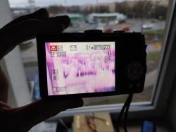Aparat Panasonic Lumix DMC TZ3 z uszkodzonym wyświetlaczem pokazującym różowe i fioletowe zakłócenia.
