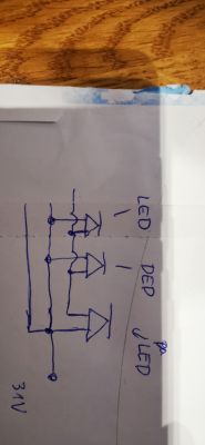 Ręczny schemat lampek choinkowych LED z problemem technicznym.