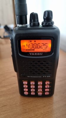 Ręczny radiotelefon Yaesu FT-60 z anteną i podświetlanym wyświetlaczem 430,625 MHz