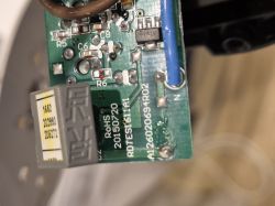 Zbliżenie na płytkę drukowaną z elementami elektronicznymi.