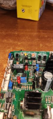 Zbliżenie na płytkę PCB z układem scalonym CA3140EZ i innymi komponentami elektronicznymi
