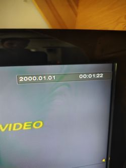 Ekran monitora z błędną datą 2000.01.01 i godziną 00:01:22.