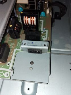 Moduł zasilający z gniazdem IEC i komponentami elektronicznymi na płytce PCB