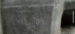 Wytłoczony napis „PA0 006” na metalowej obudowie skrzyni biegów