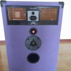 Fioletowa kolumna głośnikowa DIY z lampową elektroniką i kratkami wentylacyjnymi