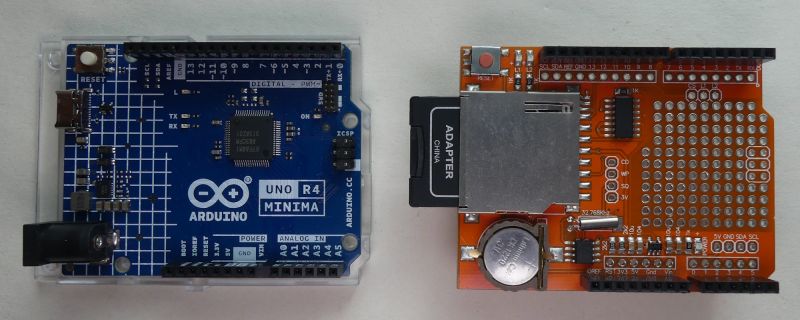 Dwie płytki: Arduino UNO R4 Minima i nakładka z RTC oraz gniazdem karty SD