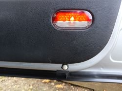 Czy zamki centralne w VW Golf IV są takie same z tyłu i z przodu? Montaż oświetlenia drzwi tył.