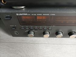 Zbliżenie na panel przedni odbiornika stereo Unitra ZRK AT 9010.