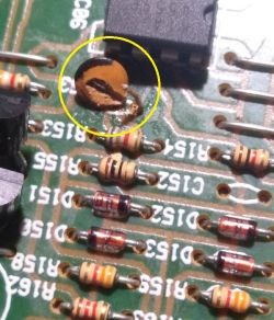 Jakim klejem skleić element elektroniczny na płytce PCB?