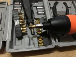 Tania i lekka wkrętarka na uniwersalne bity zasilana bateriami AA