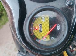 Zbliżenie na wskaźnik deski rozdzielczej Suzuki Katana z zaświeconą kontrolką Injection Check.