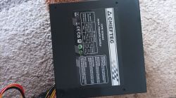 Zasilacz Chieftec model GPS-500A8 o maksymalnej mocy 500W leży na dywanie.