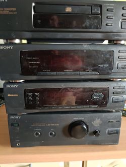 Wieża audio marki Sony z kilkoma komponentami.