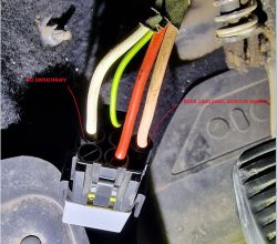 Zbliżenie na złącze elektryczne z przewodami w samochodzie