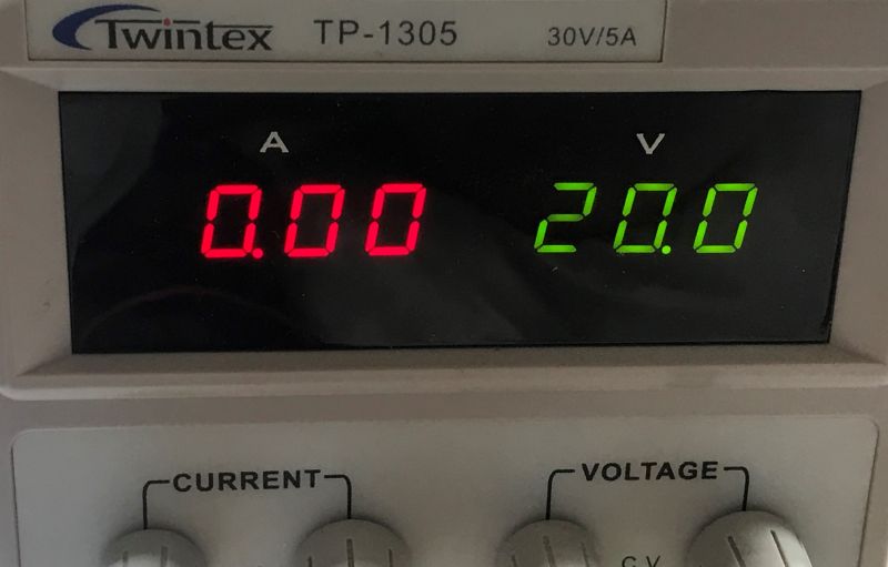 Wyświetlacz zasilacza laboratoryjnego pokazujący 0.00 A oraz 20.0 V.