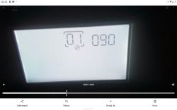 Ekran LCD z cyframi 01 i 090 oraz ikoną przekreślonego koła