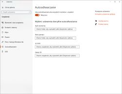 Okno Ustawienia Windows 10: Autoodtwarzanie z włączonym przełącznikiem i listą domyślnych akcji