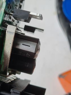 Uszkodzony moduł wentylatora z wypalonym tranzystorem i napuchniętymi kondensatorami.