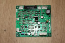 Płytka sterująca MIG-200P CTRL z elementami elektronicznymi na drewnianym tle