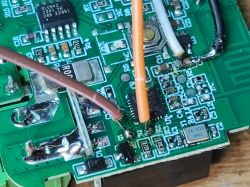 Zbliżenie na płytkę PCB modułu SB490 z procesorem BK7231N i układem BL0942, pokazujące przylutowane przewody.