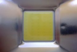 Akumulatorowa lampa robocza YATO YT-82961 – wnętrze urządzenia