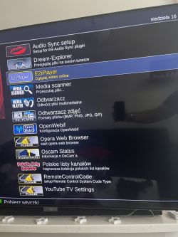 Lista wtyczek na ekranie telewizora z wybranym pluginem E2iPlayer.