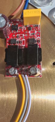 Płytka sterownika LED z czerwonym PCB, elementami TENTA i trzema przewodami wyjściowymi