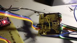 Zbliżenie na prototyp płytki drukowanej z przylutowanymi kolorowymi przewodami i modułem Arduino Nano.