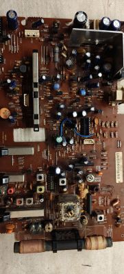 Płyta główna z komponentami elektronicznymi