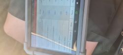 Tablet diagnostyczny z danymi dotyczącymi czujników NOx w samochodzie Opel Astra.