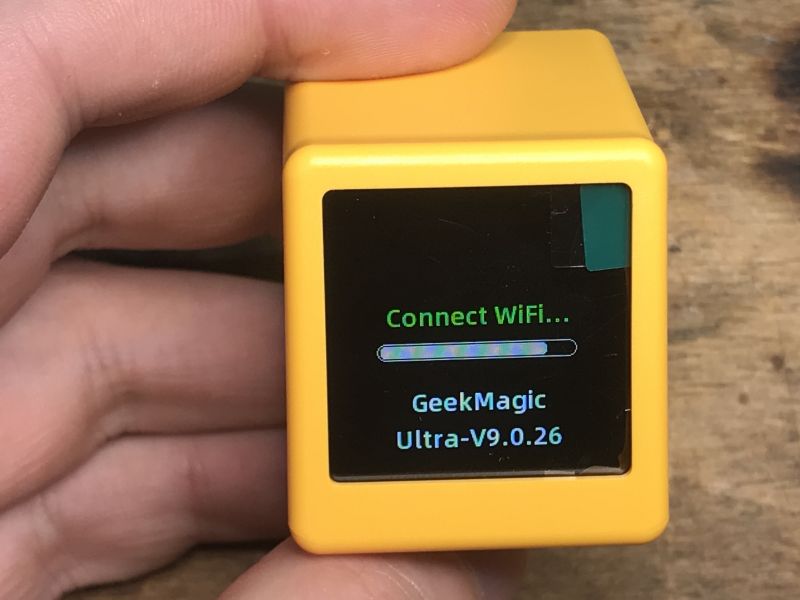 SmallTV-Ultra während der WLAN-Einrichtung Kleines, gelbes Gerät mit einem Display, das einen WLAN-Einrichtungsbildschirm anzeigt.