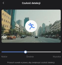 Ekran ustawień z suwakiem czułości detekcji ustawionym na poziom średni