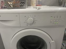 Panel sterowania pralki Beko WML 15065D z zapalonymi kontrolkami.