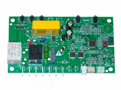 Zielona płytka drukowana z elementami elektronicznymi, przekaźnikami i żółtym transformatorem