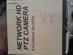Pudełko kamery sieciowej PTZ z napisem NETWORK HD PTZ CAMERA i rysunkiem kamery