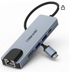 Srebrna stacja dokująca marki Lemorele z kilkoma portami, m.in. USB i Ethernet, oraz kablem USB-C.