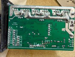 Płytka PCB sterownika hulajnogi Bogist C1 Pro Płytka drukowana sterownika hulajnogi z widocznymi polami lutowniczymi i oznaczeniami pinów.
