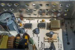 Wnętrze zasilacza impulsowego: płytka PCB z TL3845P, transformator, kondensatory i rezystory