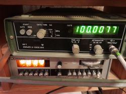 Licznik częstotliwości RFT pokazujący wartość 100,0077 MHz