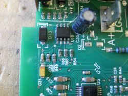 Zbliżenie na płytkę drukowaną z widocznymi komponentami elektronicznymi.