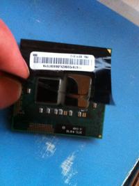 Czy czarna naklejke procesora to termopad czy moge ją usunąć?