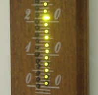 Cyfrowy termometr z quasi-analogową skalą by bsw