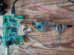 Zmontowany prototyp odbiornika SDR z płytką STM32F4 i układem RF R820T