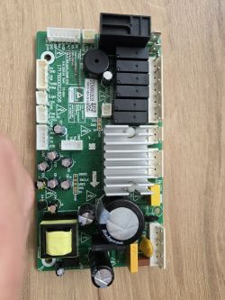 Płytka modułu zasilającego z różnymi elementami elektronicznymi