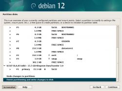 Zrzut ekranu z instalatora Debian 12 pokazujący podział dysku na partycje.