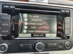 RNS 315 Navigationsbildschirm im Auto zeigt Softwareversionsinformationen an.