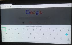 Ekran telewizora z przeglądarką Google Chrome i wyświetloną klawiaturą ekranową Android TV Box.