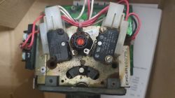 Widok z góry na przełącznik elektryczny z okablowaniem.