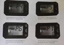 Cztery zdjęcia przedstawiające różne ustawienia na wyświetlaczu elektronicznym skuterka.