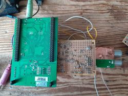 Płytka STM32 połączona z prototypową płytką SDR i modułem w ekranie miedzianym
